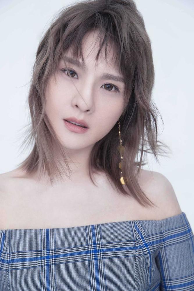 近日,中国台湾流行乐女歌手郭静曝光了一组光影写真大片.