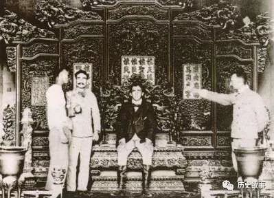 柏杨的《中国帝王皇后亲王公主世系录(上)》中说清朝"一可汗十一帝