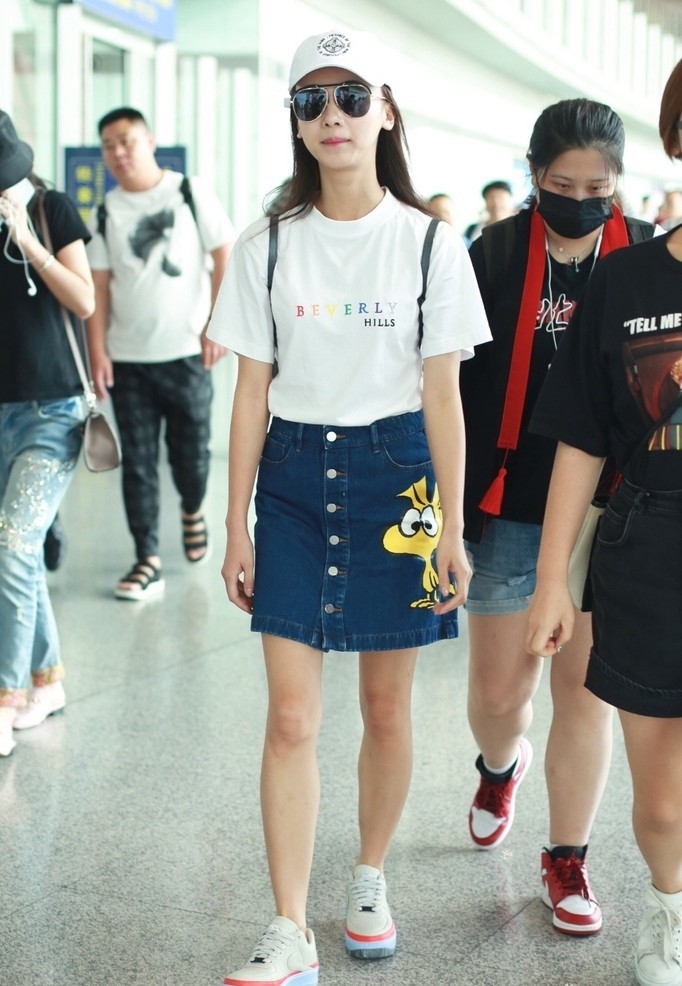 吴谨言三次走机场,都是短T恤搭配牛仔裙,她的