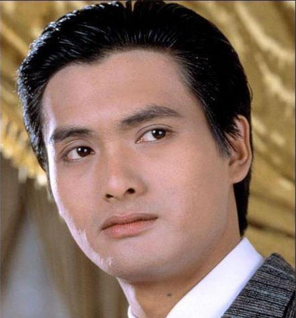 周润发身价56亿,裸捐56亿,喜爱豪车偏偏坐公交