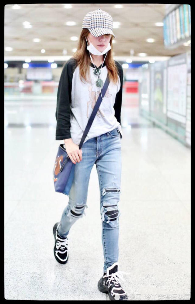 赵薇破洞牛仔裤里穿秋裤?网友:为了遮膝盖?