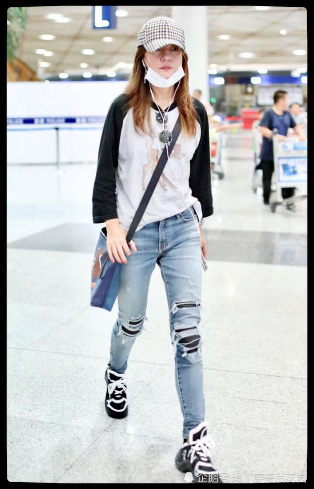 赵薇破洞牛仔裤里穿秋裤?网友:为了遮膝盖?