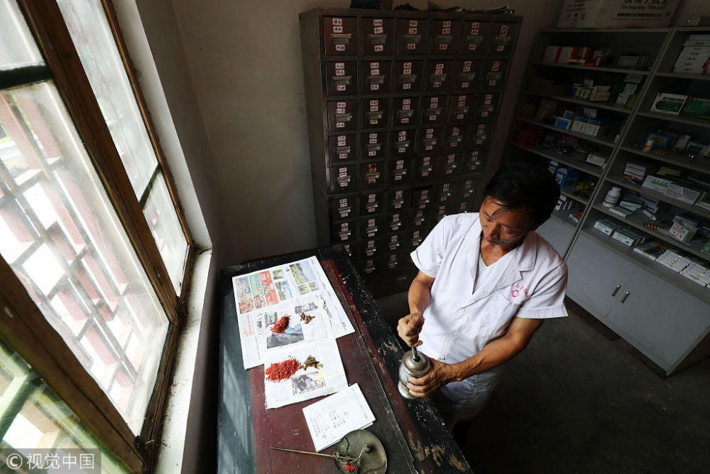 看病办公"两手抓" 6旬村官坚持给村民免费诊病40年