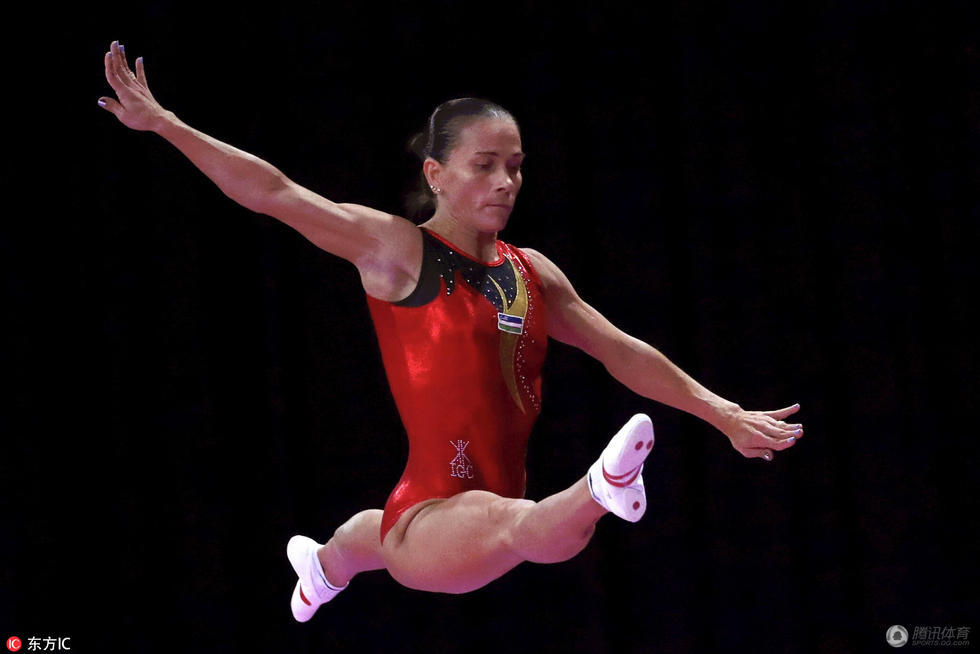她凭借零失误动作赢得全场热烈喝彩