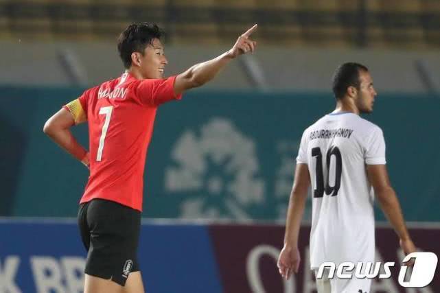 亚运男足惊现比着输奇景:韩国被整惨 中国遭遇