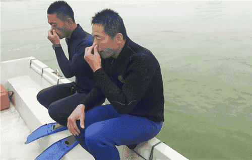 为有效预防训练伤,保护好战士腰部,武仲良示范由后捕俘科学动作要领.