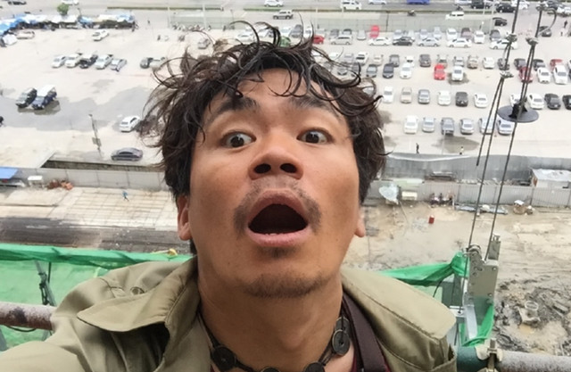 王宝强被吊半空中 表情惊恐