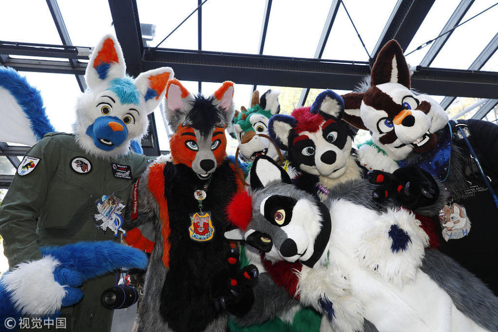 德国举办"毛茸茸大会"参与者穿兽装大玩自拍