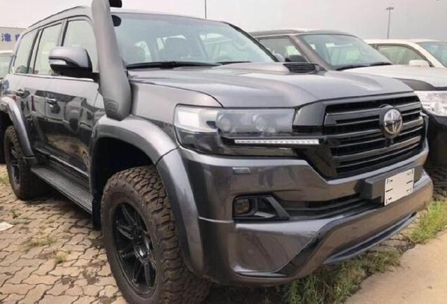 这次看到的这台是兰德酷路泽黑曜限量版,落地将近140万,相比普通版