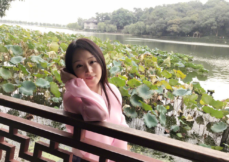 杨钰莹厉害了!47岁的人还打扮成18岁的姿态,网