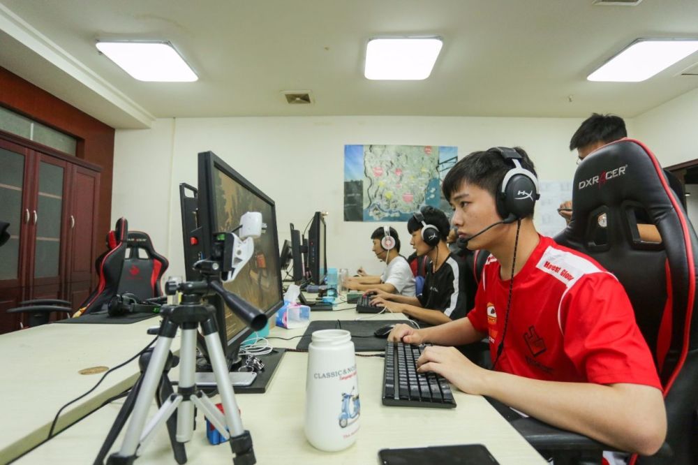 郑州一小伙儿开电竞馆教人玩游戏,一个月赚了