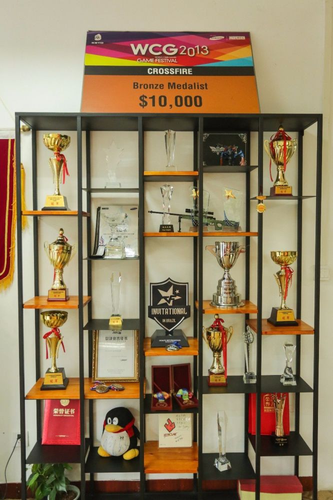 郑州一小伙儿开电竞馆教人玩游戏,一个月赚了