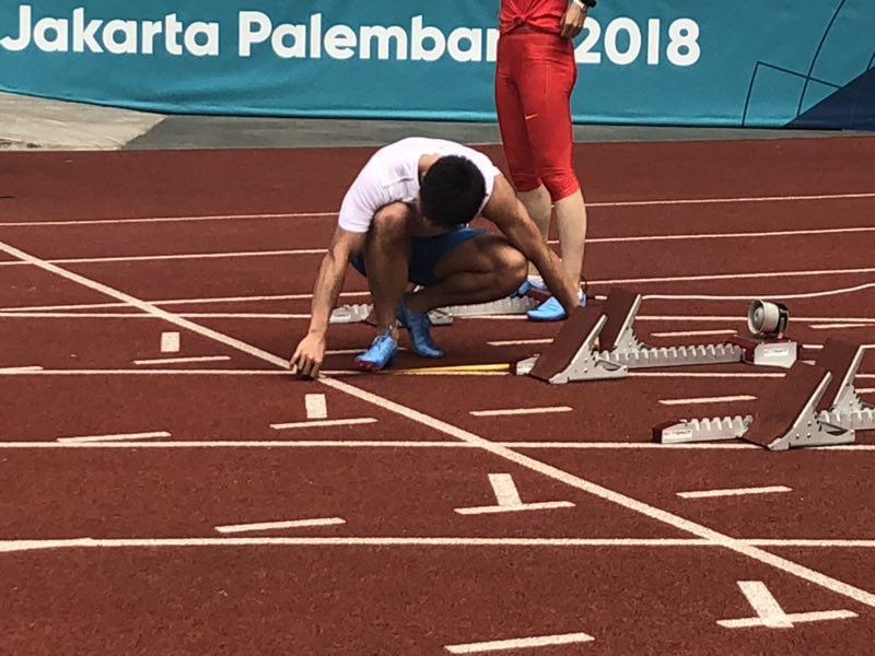 苏炳添亚运赛场听枪测试幸运小皮尺不离身量起跑器位置