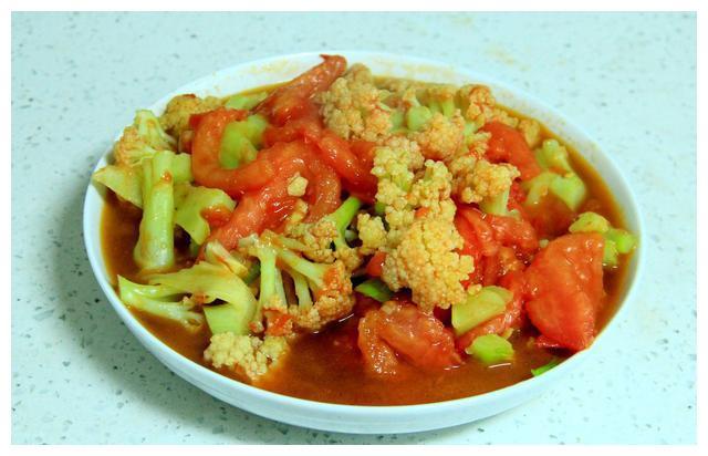 将西红柿洗净,煮沸,然后切成小块; 3.用适量的花生油加热锅,加入