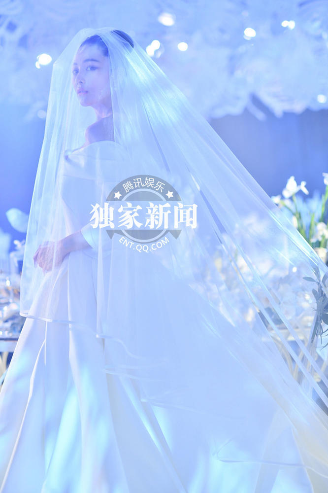 张馨予何捷宣誓环节泪洒现场 极简婚礼高级又