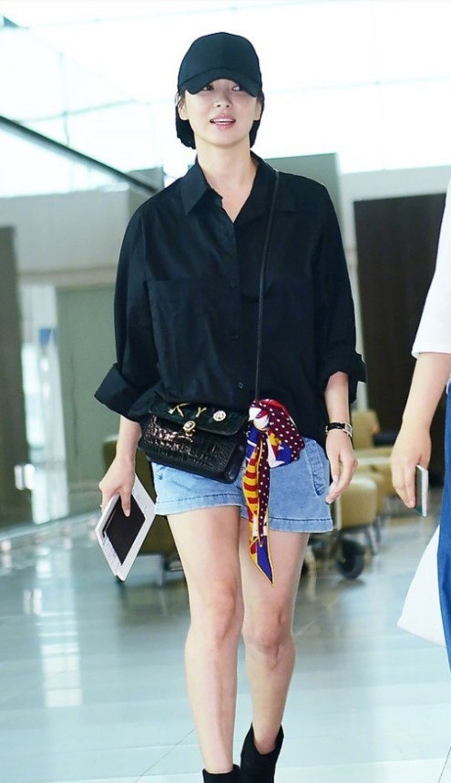 宋慧乔机场皮肤白嫩脸型却消瘦,赶行程不忘带