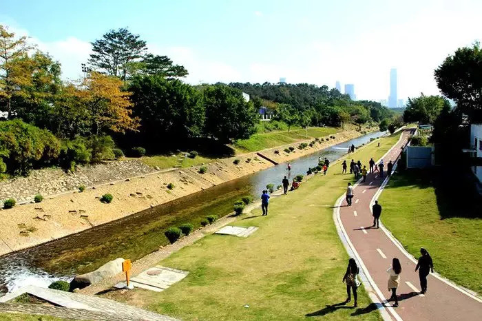 大運公園綠道 大運公園綠道位於龍崗區大運公園內,依山濱水