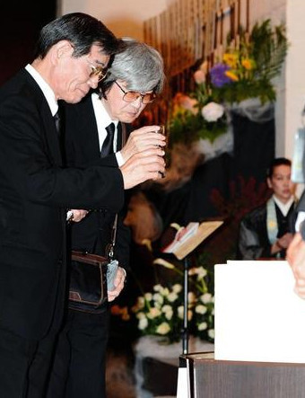 众多业界人士参加声优立壁和也葬礼