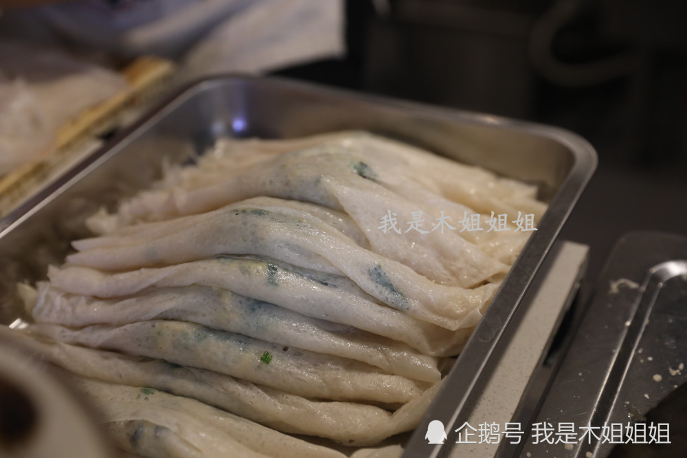 巴掌大的煎饼薄如蝉翼,几秒一张五块三个,陕北特色