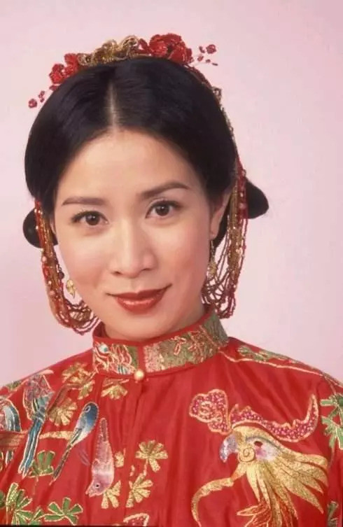佘诗曼戏里多次穿嫁衣,戏外的她43岁却还未找到真命天子!
