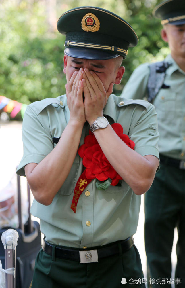 泪奔,退伍老兵,告别,军旅,哭成泪人