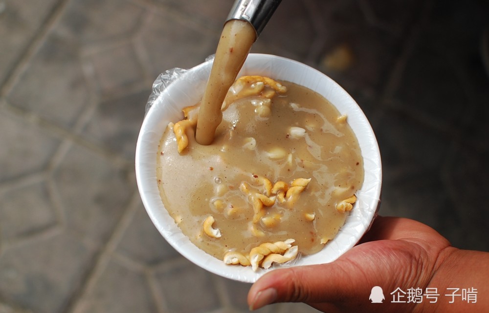 3,3油茶麻花 陕西西安的油茶麻花是当地人最受欢迎的早餐之一,油茶是