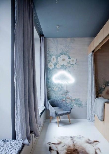 房间墙上贴满了花纹的图案,床顶用木质的挡板搭建,让床有了一个自己