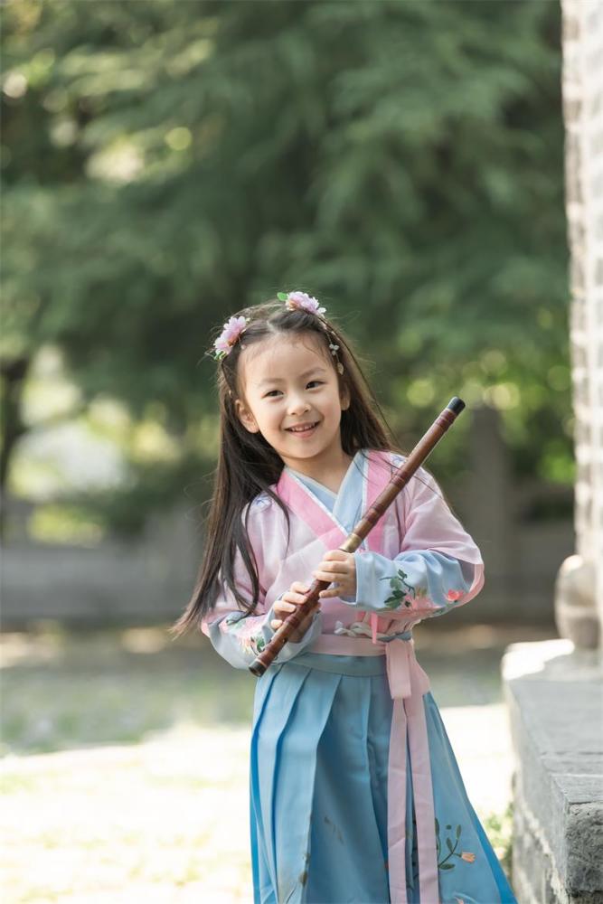 这个古装的女孩不简单拉起二胡有模有样