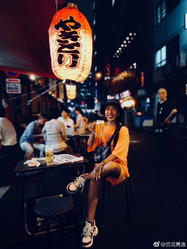 吉克隽逸身着黄色碎花V领连衣裙,30岁嫩回20