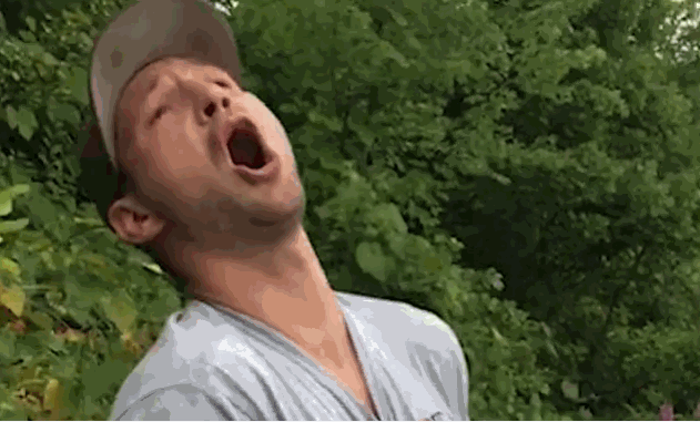 —龟的动作够快,男子的表情也够夸张,都是影帝