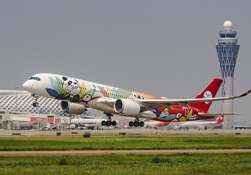 四川航空首架a350-900型飞机首秀深圳,萌哒哒的"熊猫彩绘"飞机惊艳