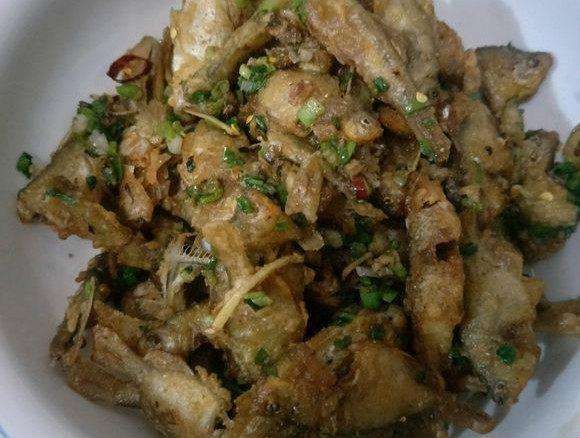 不能吃?农村河沟,大量鳑鲏鱼泛滥,有人嫌味苦