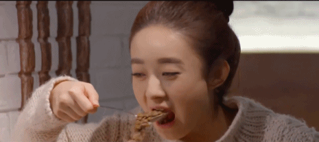 这些演员太敬业,拍戏都真吃:赵丽颖胖8斤,他喝奶喝到反胃!