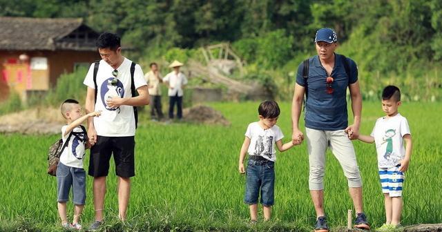 刘烨不在 两个人的孩子胡军一个人带