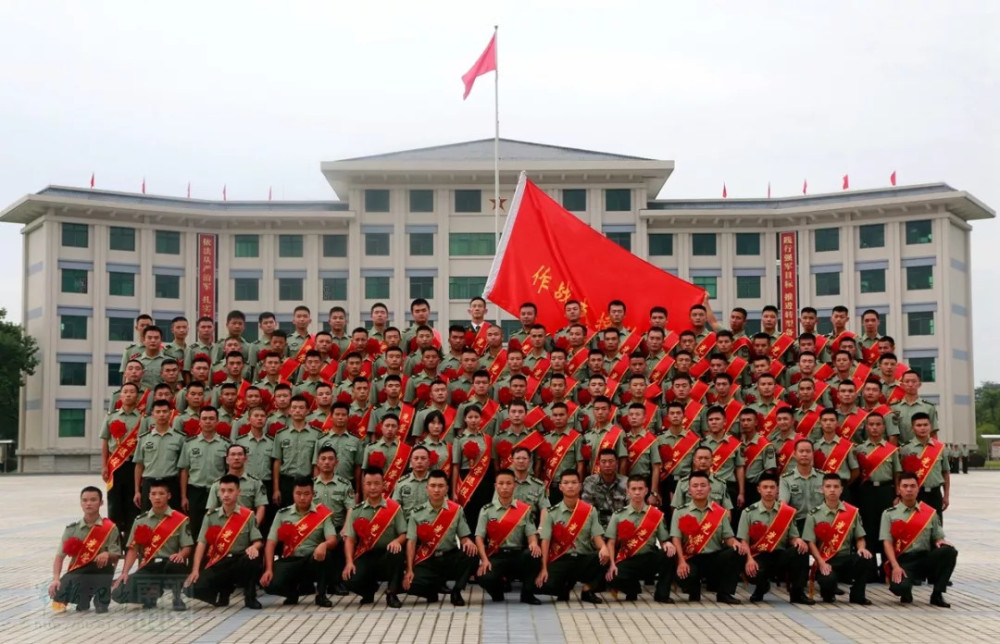 南部戰區陸軍某旅歡送2018年度夏秋季退役士兵