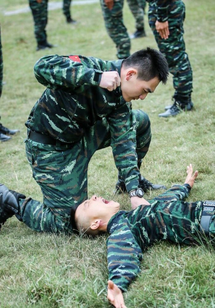 何捷和战友合照曝光,十余人中一眼看到他,身材挺拔颜值逆天