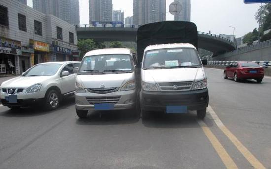 两司机开斗气车并行0米 斗气车
