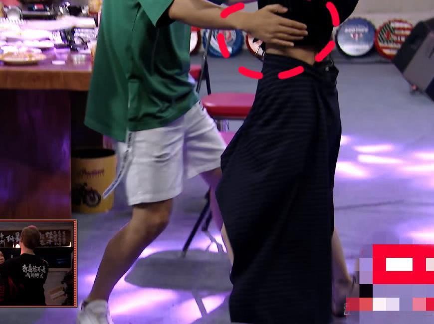 杨迪和张韶涵共舞上演空气搂腰手 这礼仪是不是有点太刻意了?