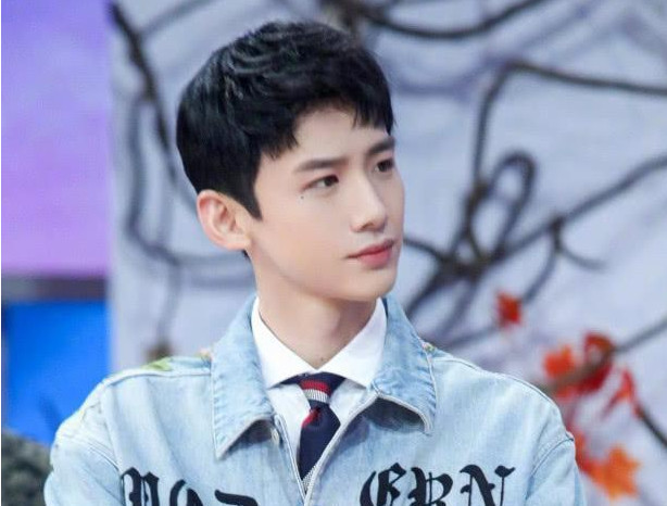 邓伦白敬亭合作新剧《我在回忆里等你》,看到女主网友