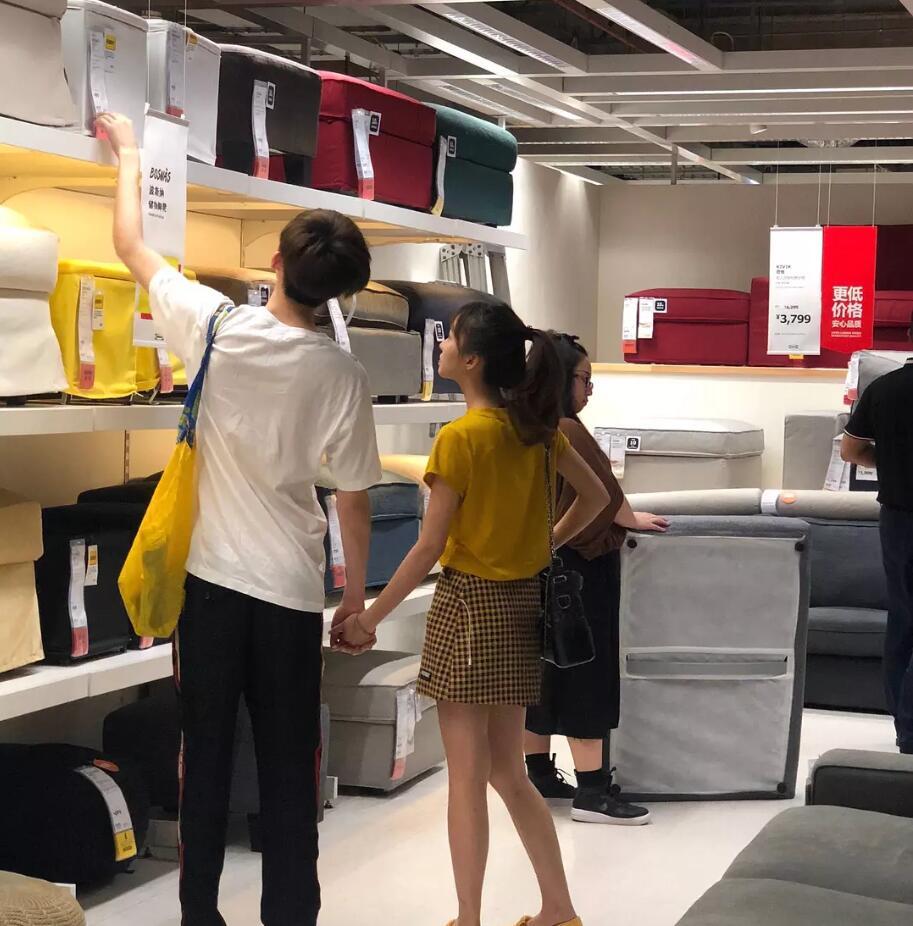 孙泽源有新恋情疑似已同居,十指紧扣网红女友挑选家具超甜