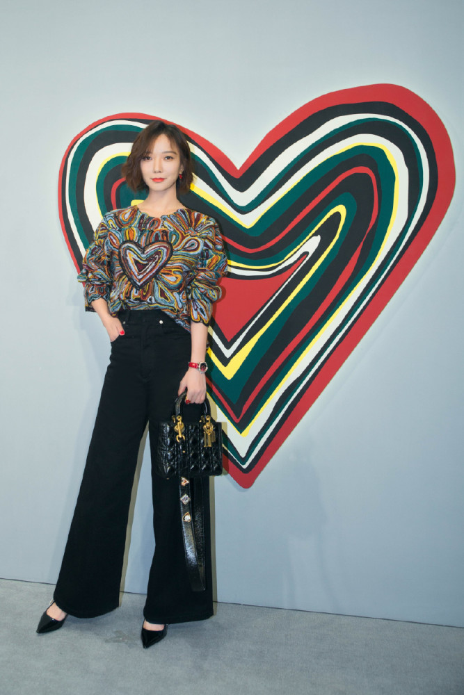 王珞丹真大胆!白色长裙仅靠一根绳撑着,网友:断