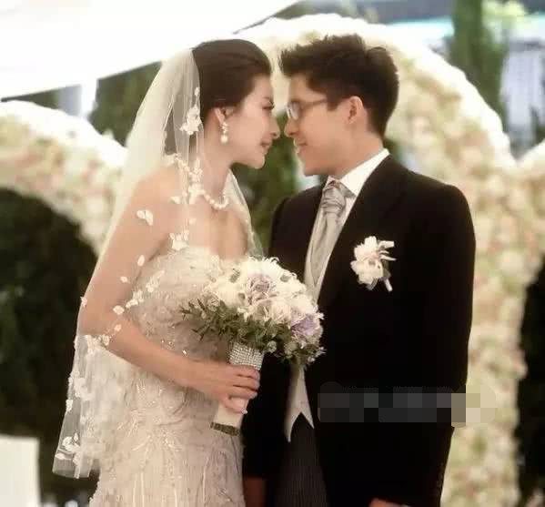 怀第三胎?偶遇郭晶晶,她不但发福还穿上了怀二