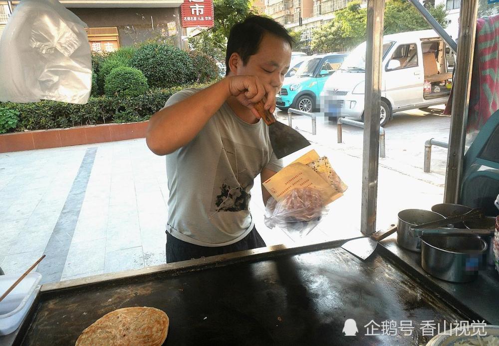 河南小伙街头卖小吃现做现卖月入3万元
