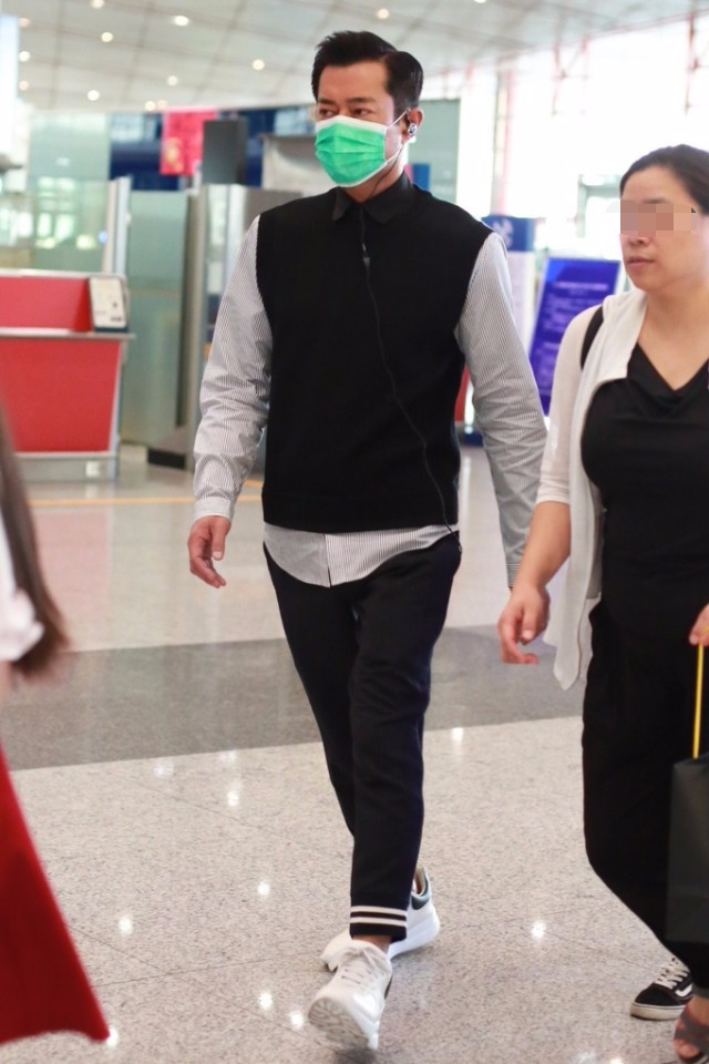 古天乐罕见上演机场时尚一路小跑姿势萌翻粉丝