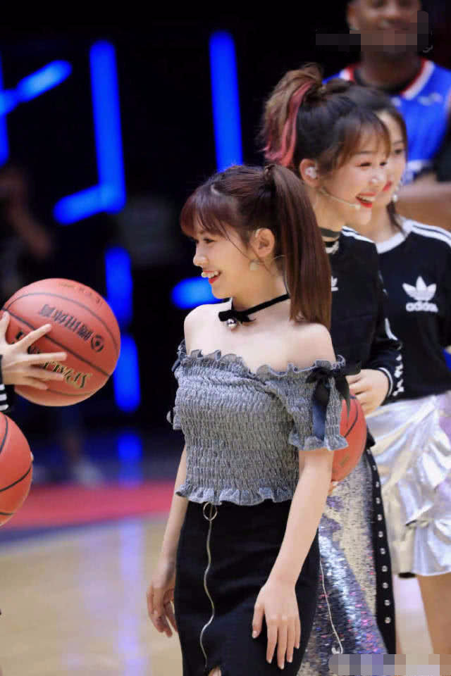 2018企鹅篮球名人赛,赖美云双马尾激萌亮相走性感萝莉风