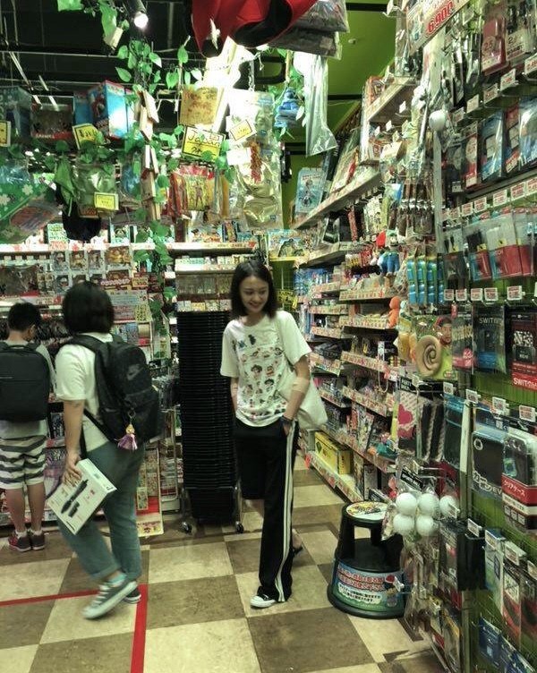 郑爽日本逛超市被偶遇,膝盖受伤贴纱布,一脸傻