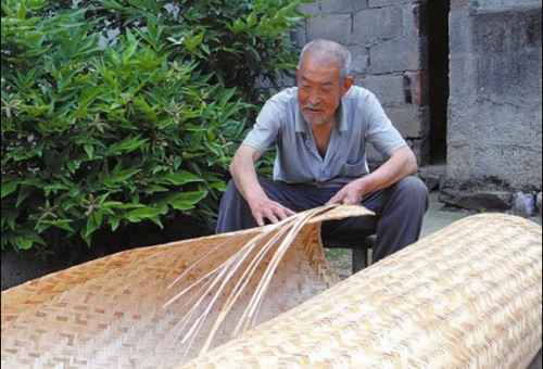 洛南杨新民手工编席54年 中学孙犁的小说《荷花淀》里开篇便是"月