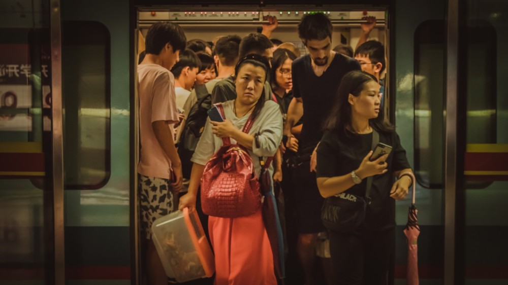 人潮拥挤的广州地铁,那些为了梦想苦苦坚持的人