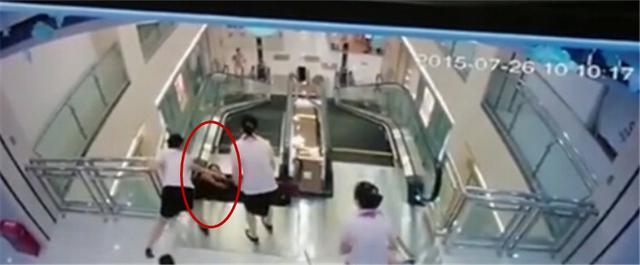 7月26日10时左右,荆州市安良百货商场发生了一起电梯安全事故.