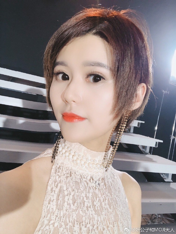 lol出征访谈,女解说苏小妍着装很大胆,网友的评论亮了!